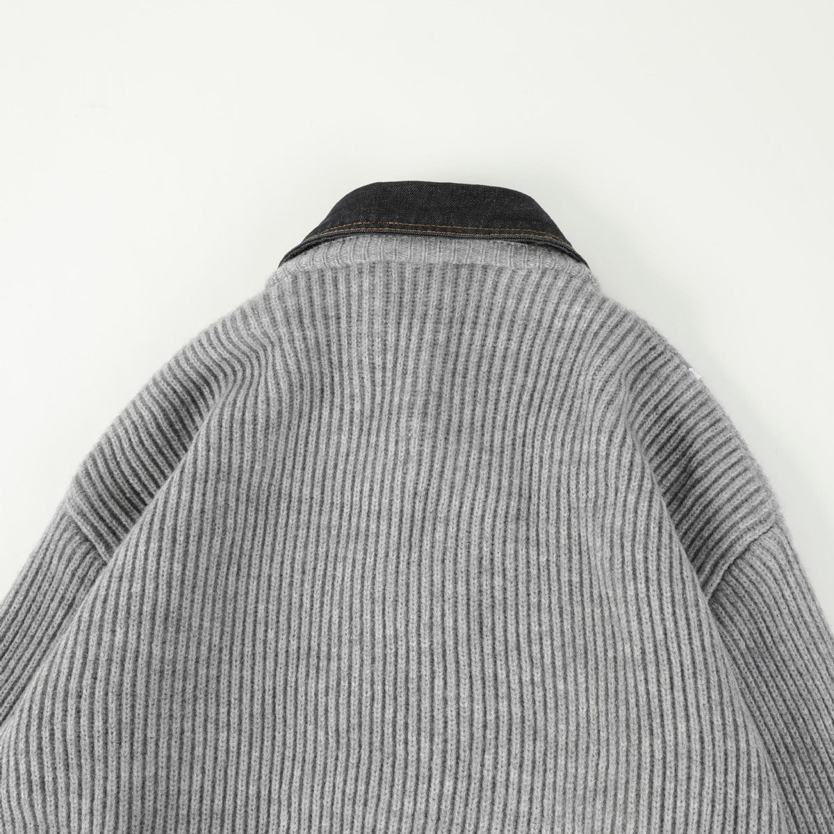 Back shoulder and collar of the Soren wool jacket
