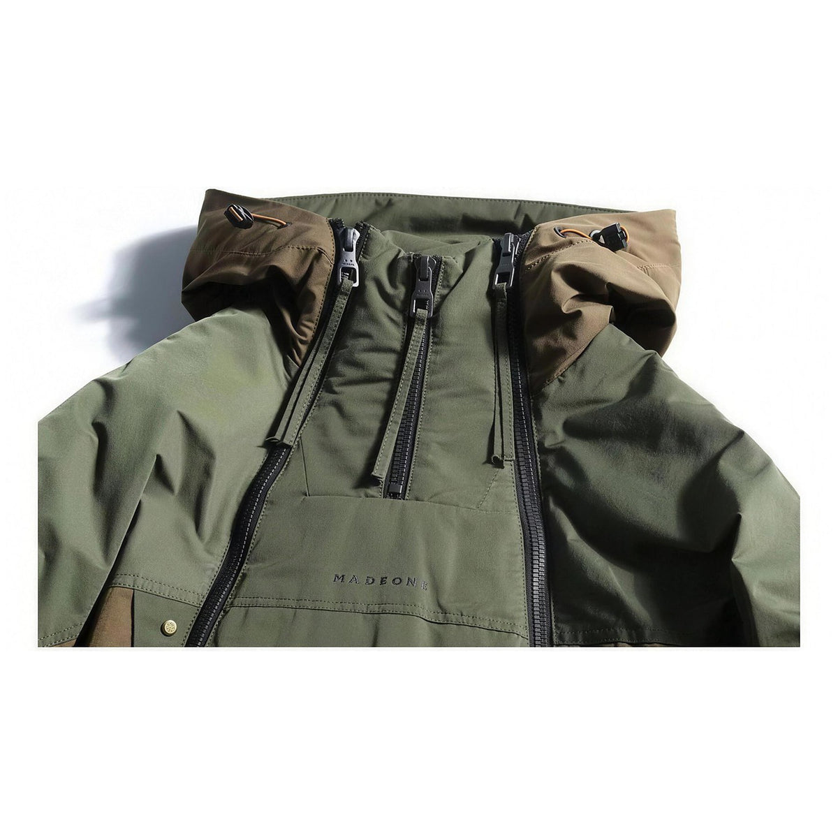 Hood and double zip, close-up
