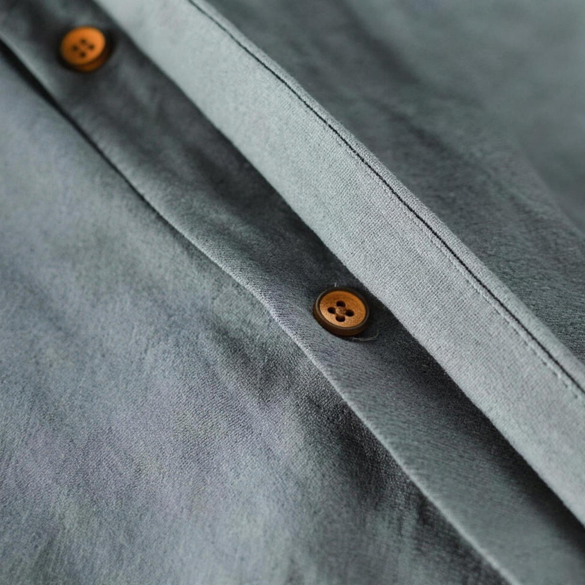 Kanata band collar shirt - button placket close-up