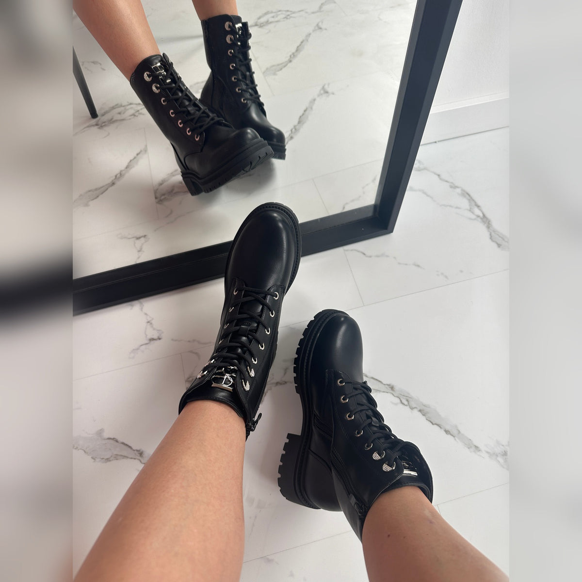 Sabina boots on foot, showing the 4 cm chunky sole