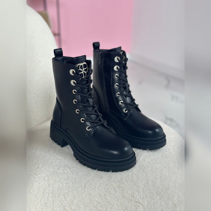 Sabina black boots, front view of the pair