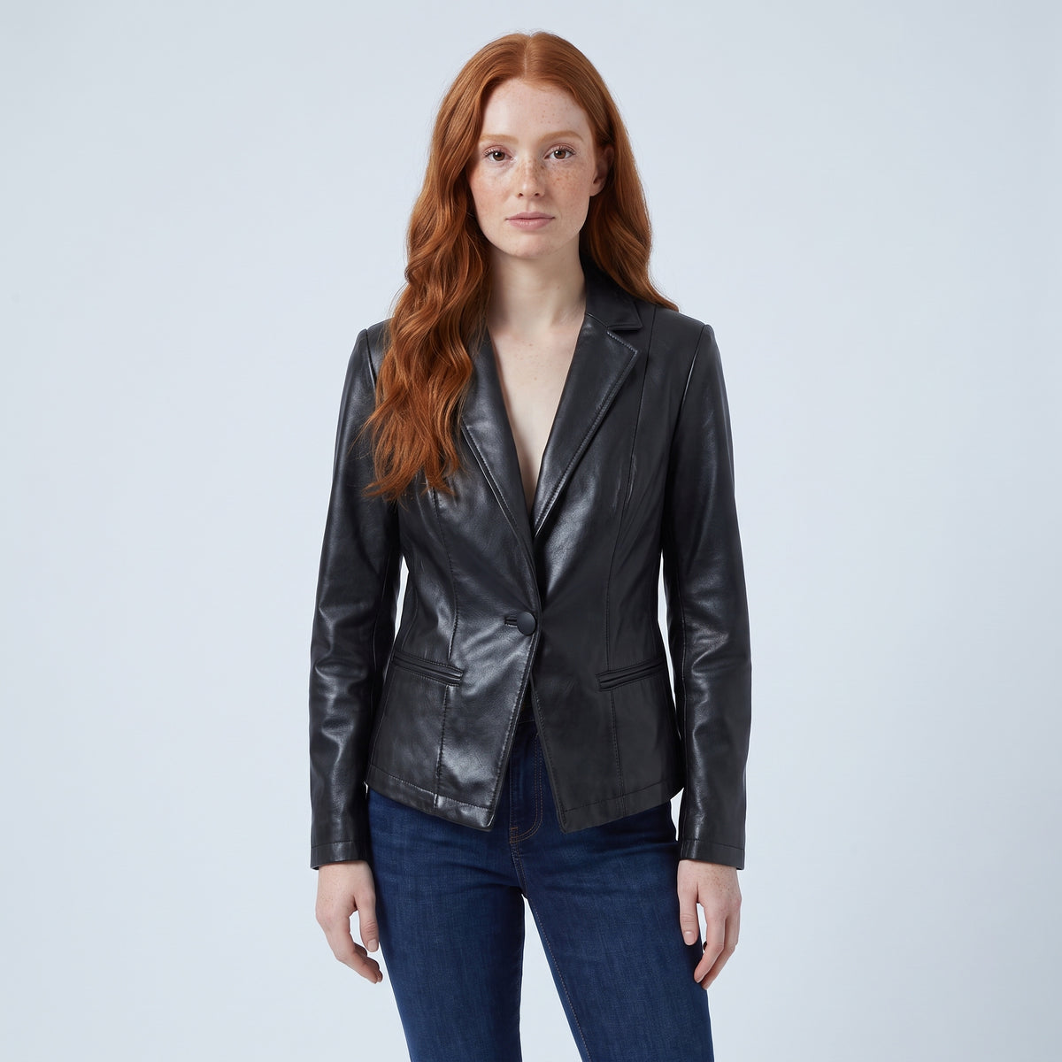 Vera fitted leather blazer in black, close-up detail